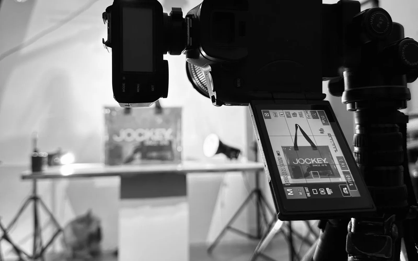 Buổi chụp sản phẩm với đèn studio và máy ảnh nối màn hình tại AYYA Studio